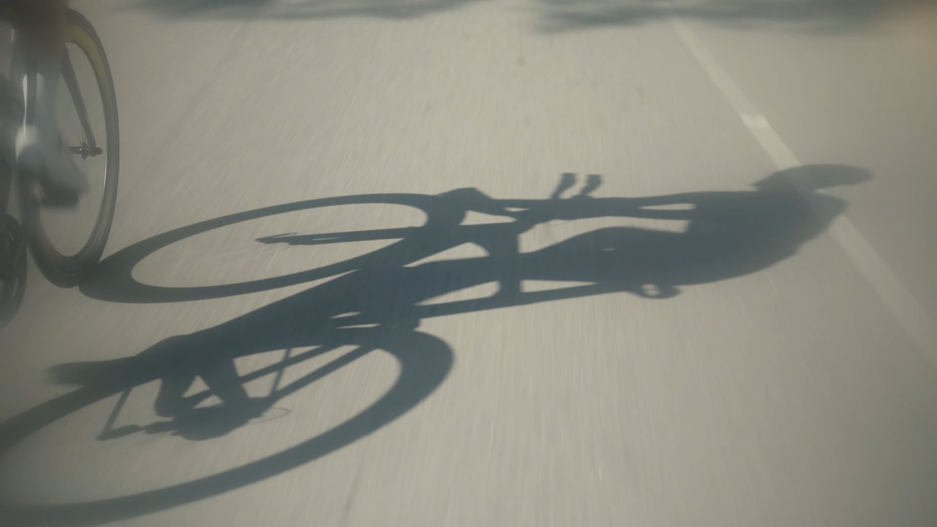 Video vom fahrenden Radfahrer mit Schatten