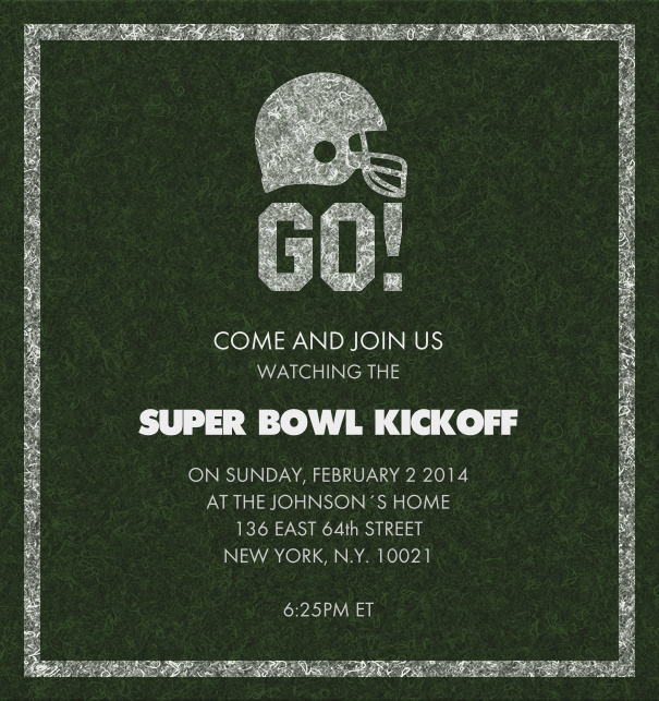 Grüne Einladungskarte für Sportevents wie Super Bowl im Hochformat und Spielfeldoptik mit Footballhelm oben und editierbarem Textfeld.