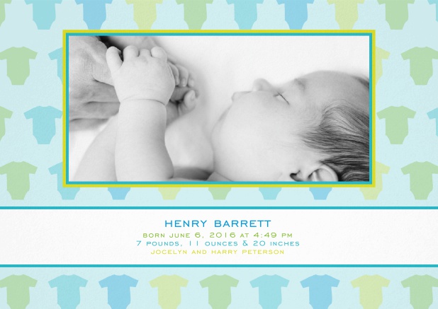 Blaue-grüne Geburtskarte mit Fotofeld und Rahmen mit Babystramplern.