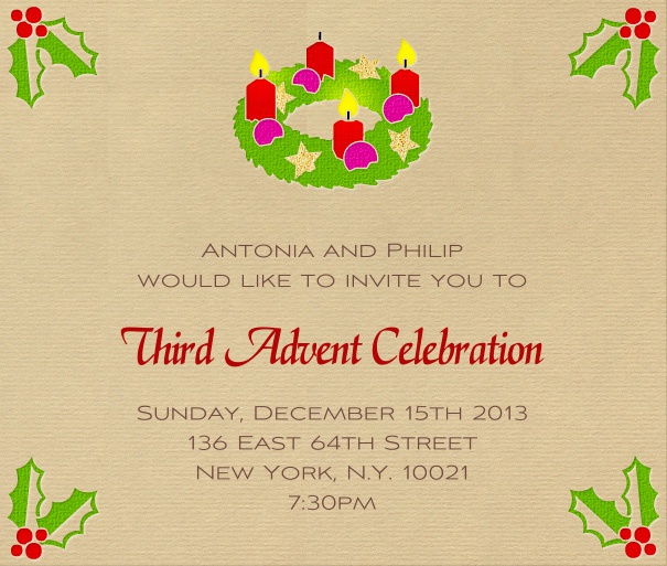 Beige Adventszeit Quadratformat Einladungskarte mit modernem Adventskranz mit Vier Kerzen, drei davon brennend. Inklusive gestalteter passender Text in braunen Farben.