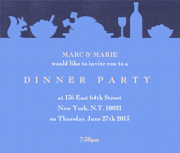 blaufarbene Dinner Einladungskarte in Quadratformat mit einem Ausschnitt eines gedeckten Tisches oben auf der Karte mit dunkelblauem Hintergrund.