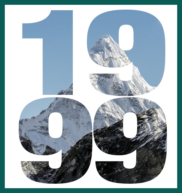 Online Einladungskarte zum 20. Jubiläum mit ausgeschnittener Jahreszahl 1999 und schönen verschneiten Bergimage dahinter. Grün.