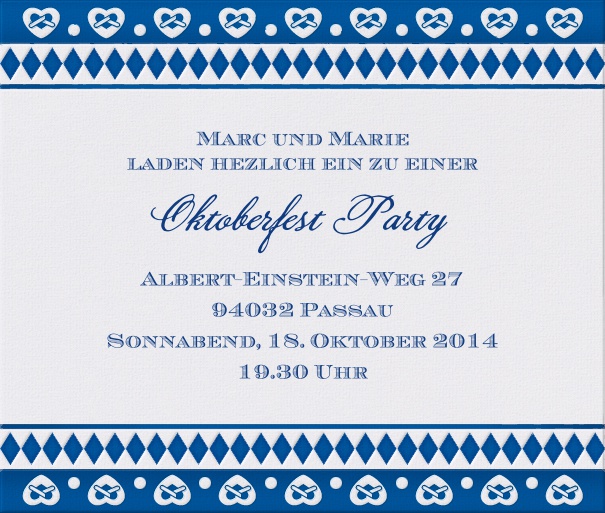 Bayerische Oktoberfest Einladungskarte mit blauem Tischdeckenmuster und Brezeln.