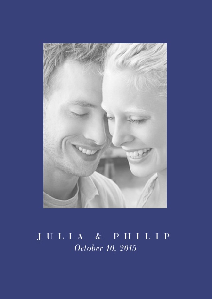 Online Hochzeitseinladungskarte mit einem großem Fotofeld und Text auf der ersten von vier gestalteten Seiten. Blau.