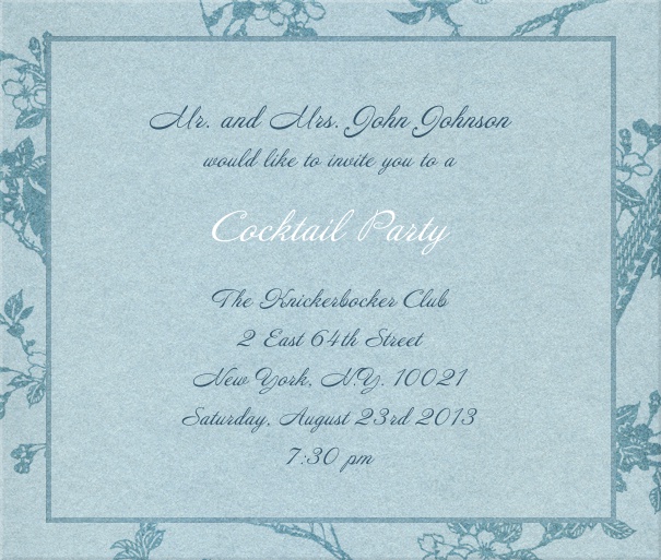 Blaue, klassische Einladungskarte mit lilafarbenem Rand und Blumendekoration.