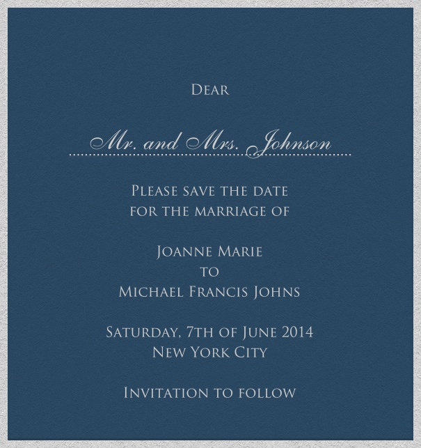 Blaue Hochzeits Save the Date Karte in Hochkant mit weißem Rand und persönlicher Anrede des Gastes.