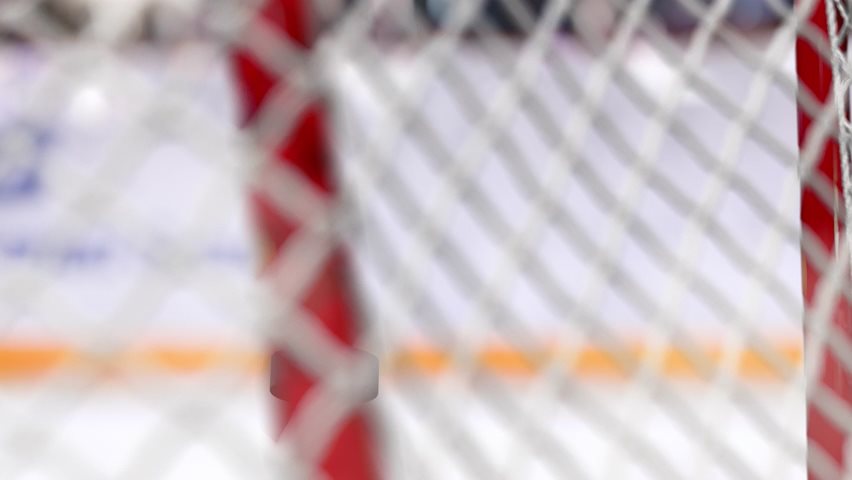 Video eines Eishockey Pucks, der ins Tornetz fliegt.