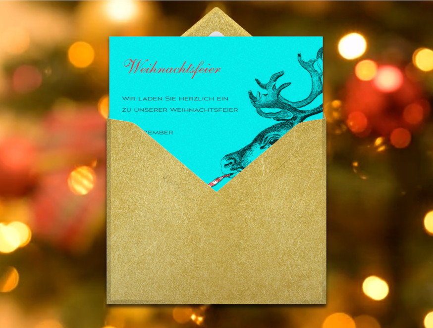 Einladung zur Weihnachtsfeier mit animiertem Renntier Rudolf Einladungskarte kombiniert mit goldenem Umschlag und einem Hintergrundvideo mit leuchtendem Weihnachtsbaum
