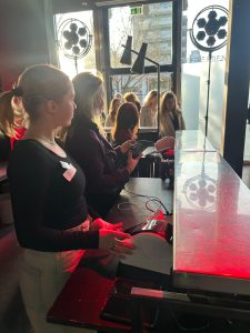 Check in Personal steht bereit mit Tablets mit der EventKingdom Check In App und Etikettendrucker für Namensschilder-Druck