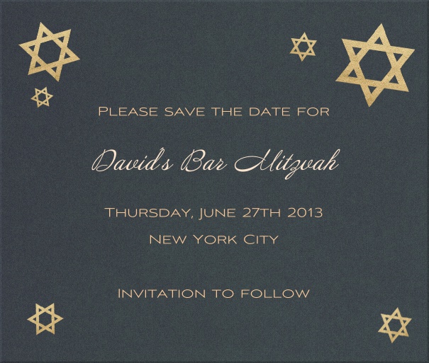 Graugrüne Bar Mitzvah oder Bat Mitzvah Save the Date Karte mit mehreren goldene David Sternen verteilt auf der Karte.