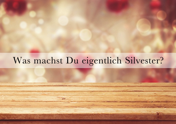 Online Silvestereinladungskarte mit Frage Was machtst Du eigentlich Silvester auf einem Foto zum Hochladen. Schwarz.