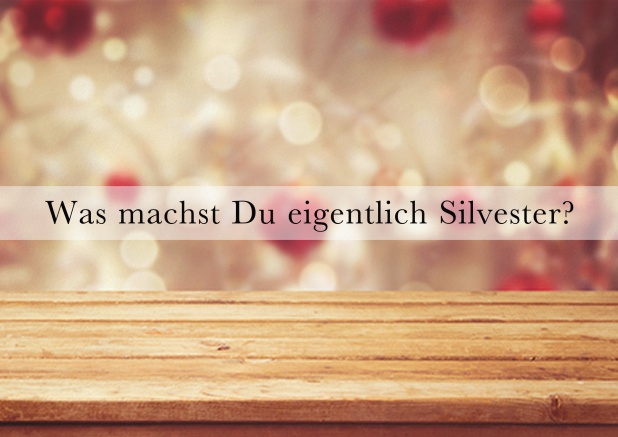 Silvestereinladungskarte mit Frage Was machtst Du eigentlich Silvester auf einem Foto zum Hochladen. Schwarz.