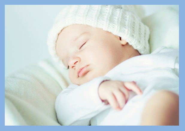 Online Geburtsanzeige mit 2 Fotooptionen vorne und hinten und farbigen Rahmen auf allen Seiten. Blau.