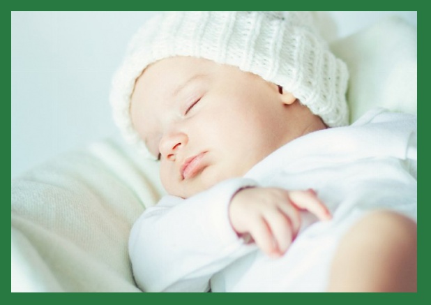 Online Geburtsanzeige mit 2 Fotooptionen vorne und hinten und farbigen Rahmen auf allen Seiten. Grün.