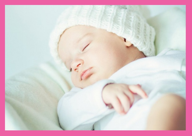 Online Geburtsanzeige mit 2 Fotooptionen vorne und hinten und farbigen Rahmen auf allen Seiten.