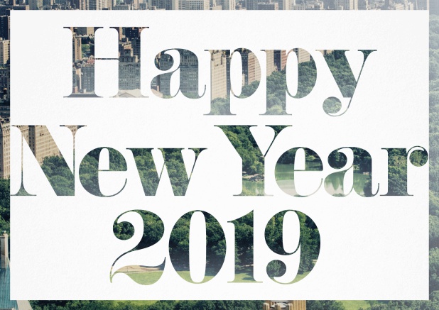 Weiße Einladungskarte auf Fotokarte mit ausgeschnittenem Happy new Year 2019 Text und Rahmen. Schwarz.