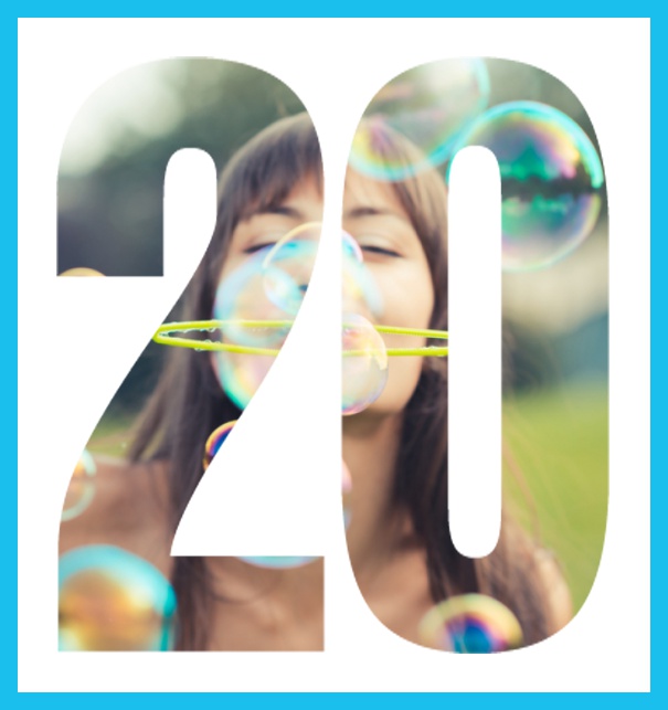 Online Einladungskarte zum 20. Geburtstag mit grosser ausgeschnittenen Zahl 20 für ein eigenes Foto. Blau.