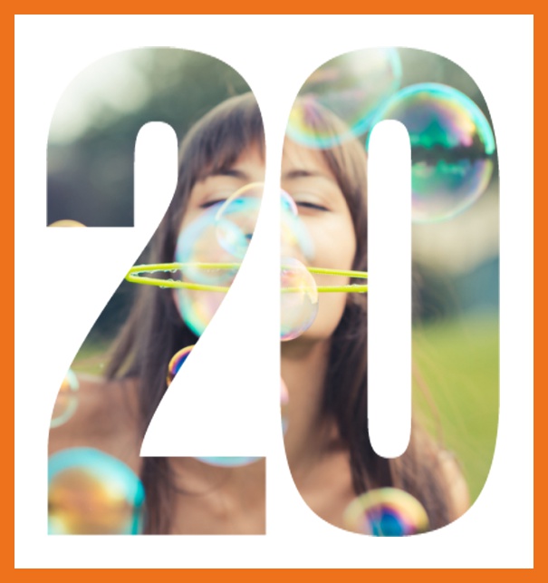 Online Einladungskarte zum 20. Geburtstag mit grosser ausgeschnittenen Zahl 20 für ein eigenes Foto. Orange.