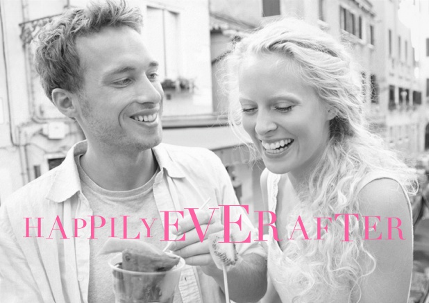 Einladungskarte zur Hochzeit mit illustriertem Text Happily Ever After auf Fotokarte.