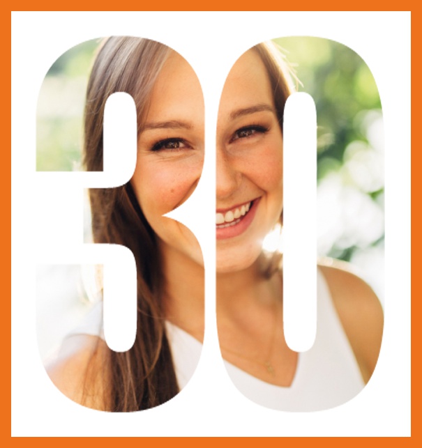 Online Einladungskarte zum 30. Geburtstag mit grosser ausgeschnittenen Zahl 30 für ein eigenes Foto. Orange.