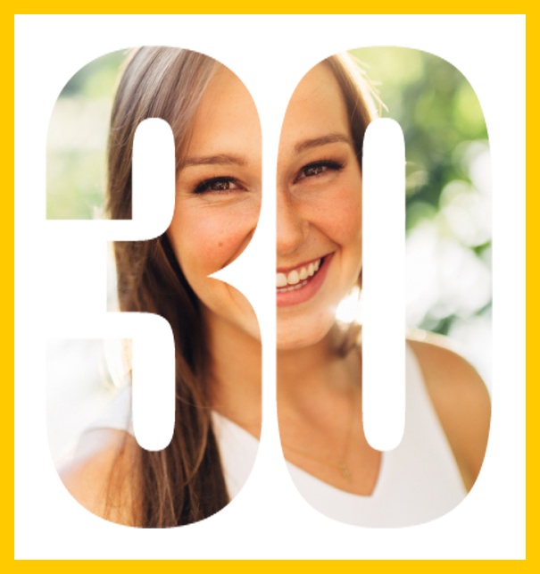Online Einladungskarte zum 30. Geburtstag mit grosser ausgeschnittenen Zahl 30 für ein eigenes Foto. Gelb.