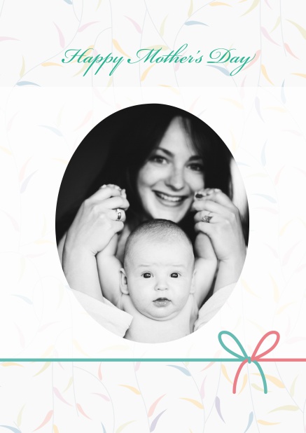 Online Muttertagskarte mit Foto und bunter Schleife.