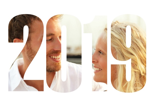 Online Save the date Karte mit ausgeschnittener 2019 über eigenem Foto Blau.