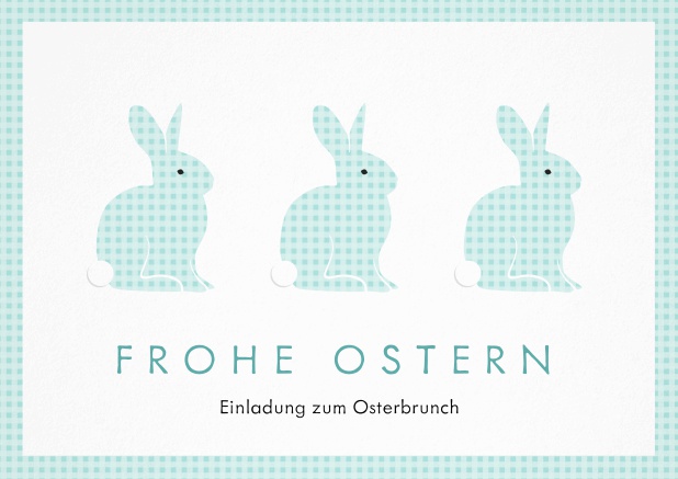 Ein fröhliches Design mit drei blauen Osterhasen und Frohe Ostern Text, perfekt für Einladungen zu Ostern Blau.