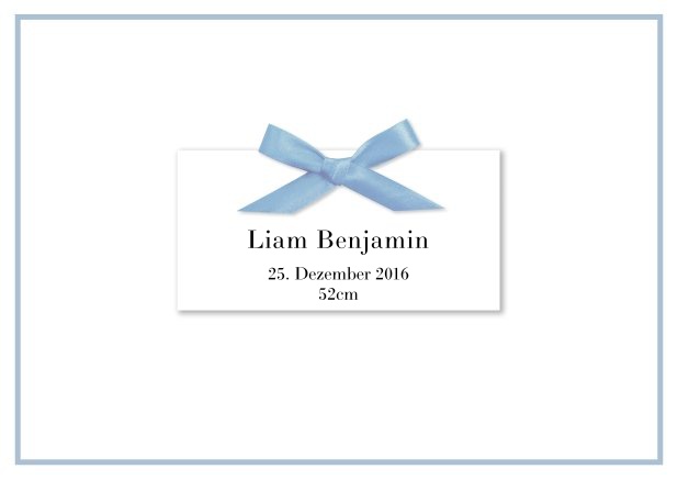 Online Klassische Geburtsanzeige mit GEDRUCKTER Schleife in Blau mit passender feiner Linie als Rand und Innenfoto.