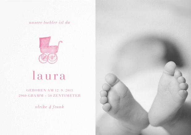 Helle Geburtsanzeige mit rosa Kinderwagen, Fotofeld und editierbarem Text. Rosa.