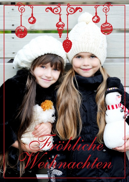 Online Weihnachtskarte mit hängendem Weihnachtsschmuck über einem großen Foto.