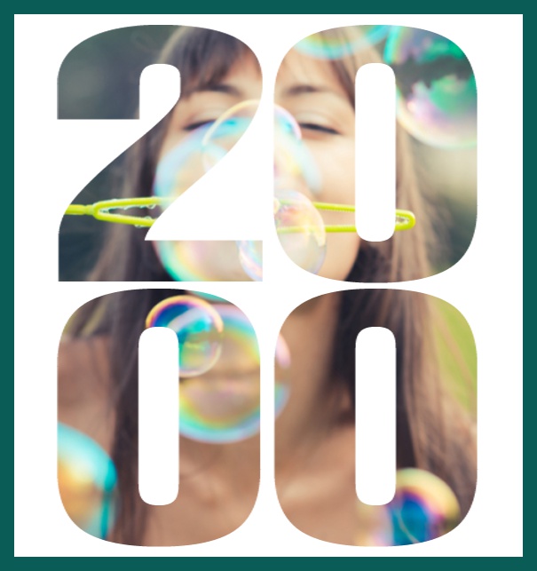 Online Einladungskarte zum 20. Geburtstag mit grossem ausgeschnittenen Geburtsjahr 2000 für ein eigenes Foto. Grün.