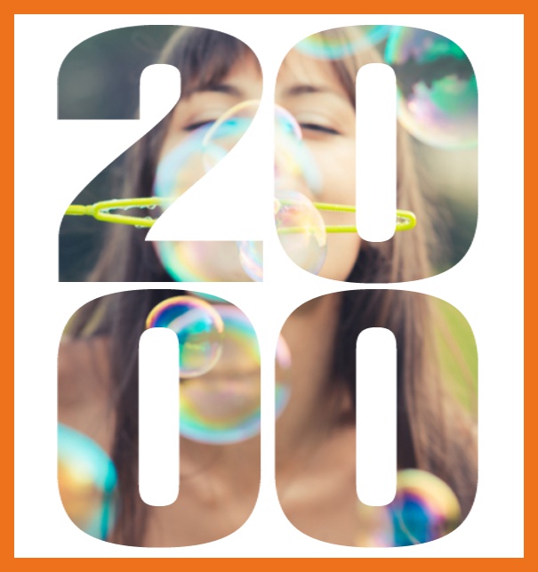 Online Einladungskarte zum 20. Geburtstag mit grossem ausgeschnittenen Geburtsjahr 2000 für ein eigenes Foto. Orange.
