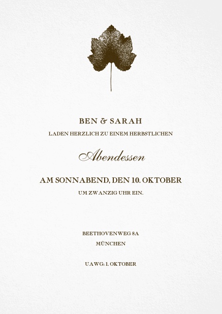 Herbstliche Einladung mit zentriertem Blatt und in unterschiedlichen Farben. Braun.