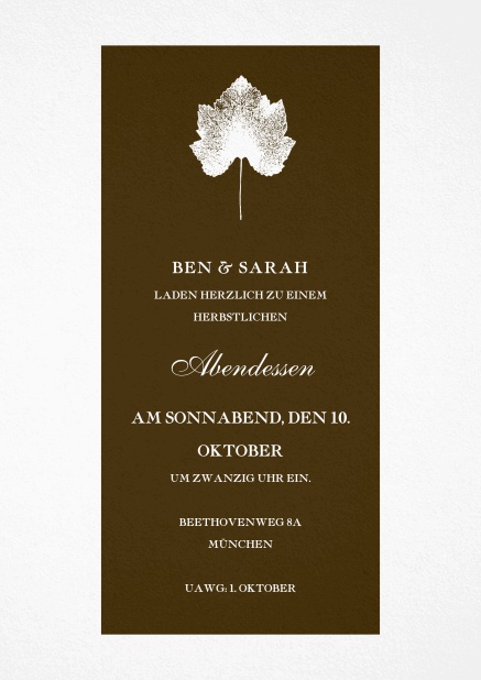 Herbstliche Einladung mit Blatt und in unterschiedlichen Farben vorhanden. Braun.