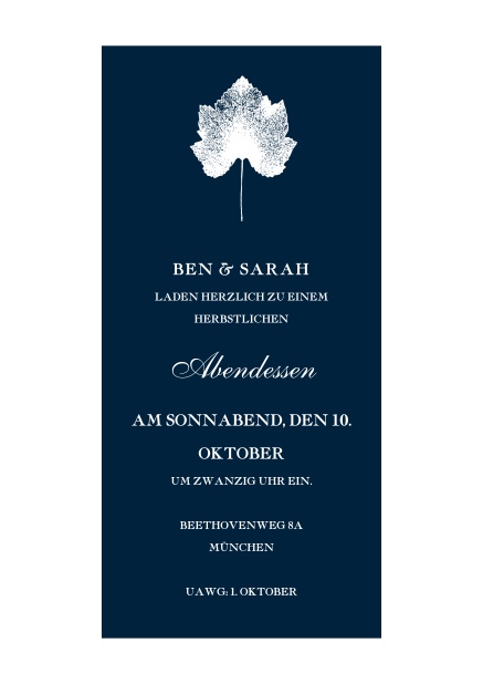 Online Einladungskarte im herbstlichen Stil mit zentriertem Blatt. Marine.
