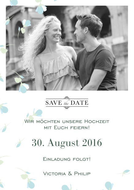 Online Save the Date Karte zur Hochzeit mit blauen Blumen um ein Fotofeld.