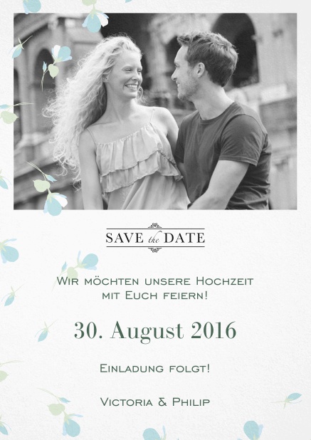 Save the Date Karte zur Hochzeit mit blauen Blumen um ein Fotofeld.