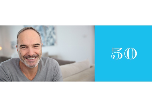 Online Geburtstagseinladung zum 50. Geburtstag mit Fotofeld links und Textfeld rechts. Blau.