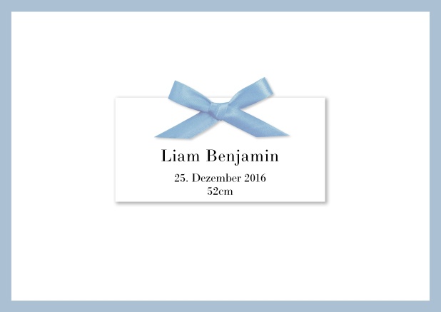 Online Klassische Geburtsanzeige mit Foto innen mit GEDRUCKTER Schleife in Blau mit passendem blauem Rand.