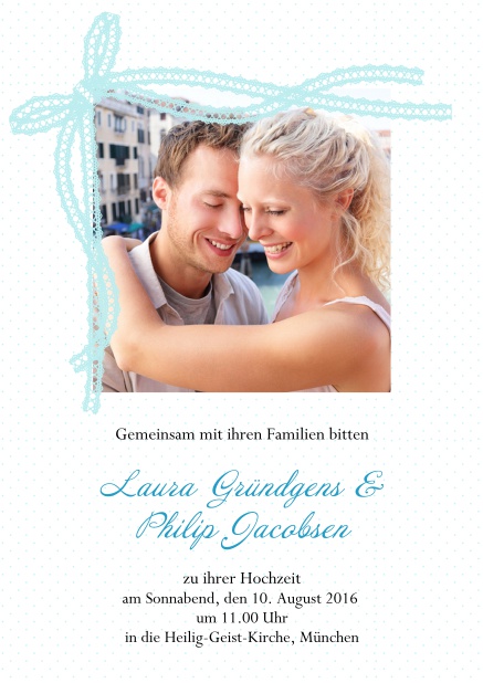 Online Hübsche Einladungskarte zur Hochzeit mit blauem Band um ein Fotofeld.