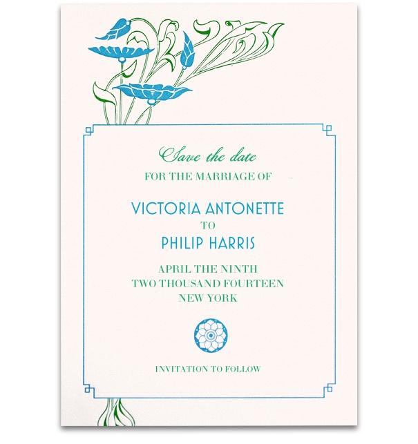 Weiße Online Save the Date Karte zur Hochzeit mit blau-grüner Blumen-Dekoration.