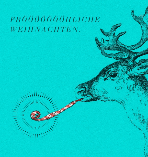 Blaue Weihnachten Einladungskarte mit Rentier mit Tröte und fröhliche Weihnachten Text.