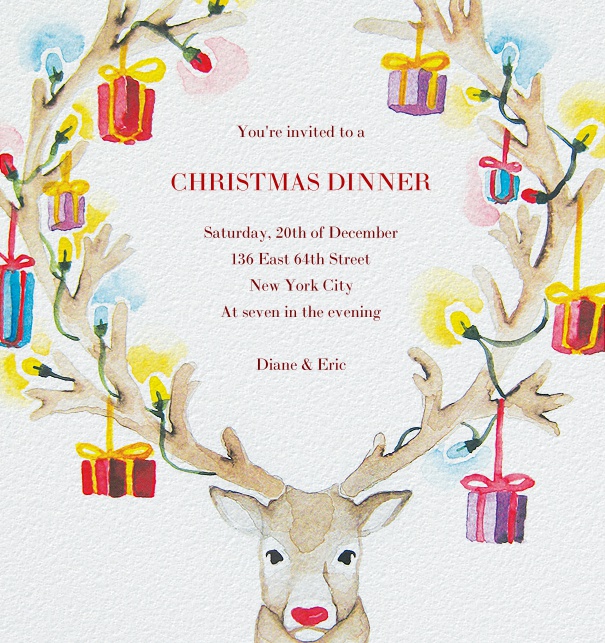 Weiße Weihnachtskarte für online Einladungen mit Hirschgeweih, von denen viele bunte Geschenke hängen.