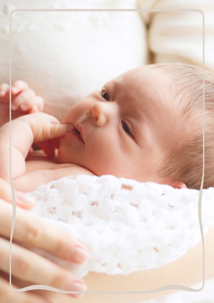 Online Geburtsanzeige mit Foto mit gebeultem transparentem Rahmen.