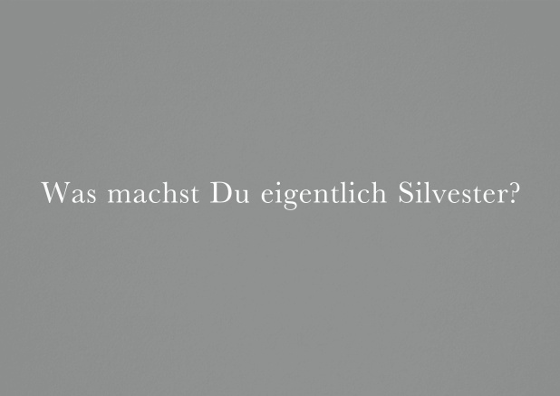 Silvestereinladung mit coolem Text Was machst Du eigentlich Silvester? Silber.