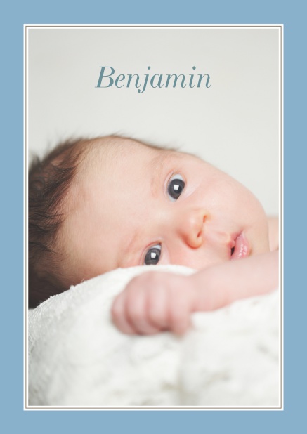 Online Geburtsanzeige mit Foto und farbigem Rahmen und besonderen Blumenelementen auf der Rückseite. Blau.