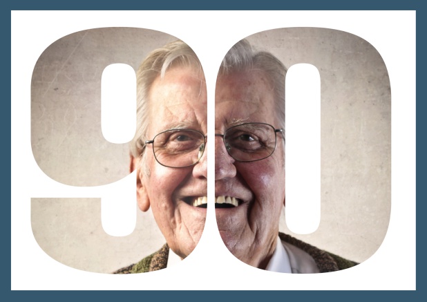 Online Einladungskarte in Querformat zum 90. Geburtstag oder Jubiläum mit ausgeschnittener Zahl 90 für ein eigenes Foto. Blau.