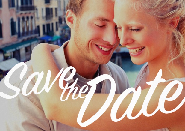 Save-the-Date Fotokarte für Hochzeiten mit veränderbarem Fotofeld und dem Text Save the Date unten. Rot.