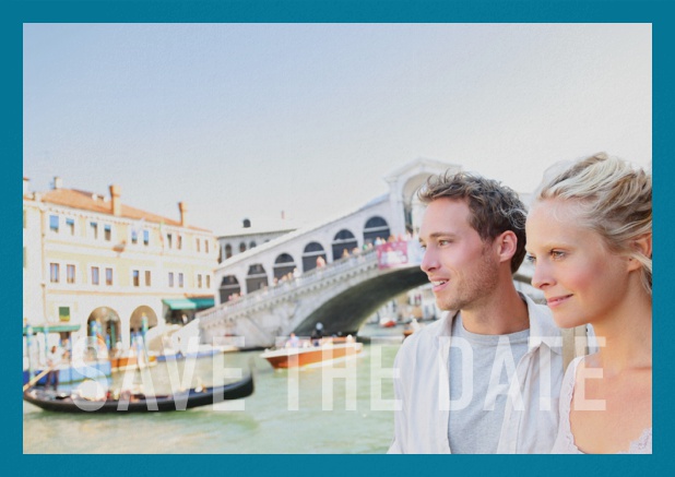 Save-the-Date Fotokarte zur Hochzeit mit veränderbarem Foto und dem Text Save the Date unten. Blau.